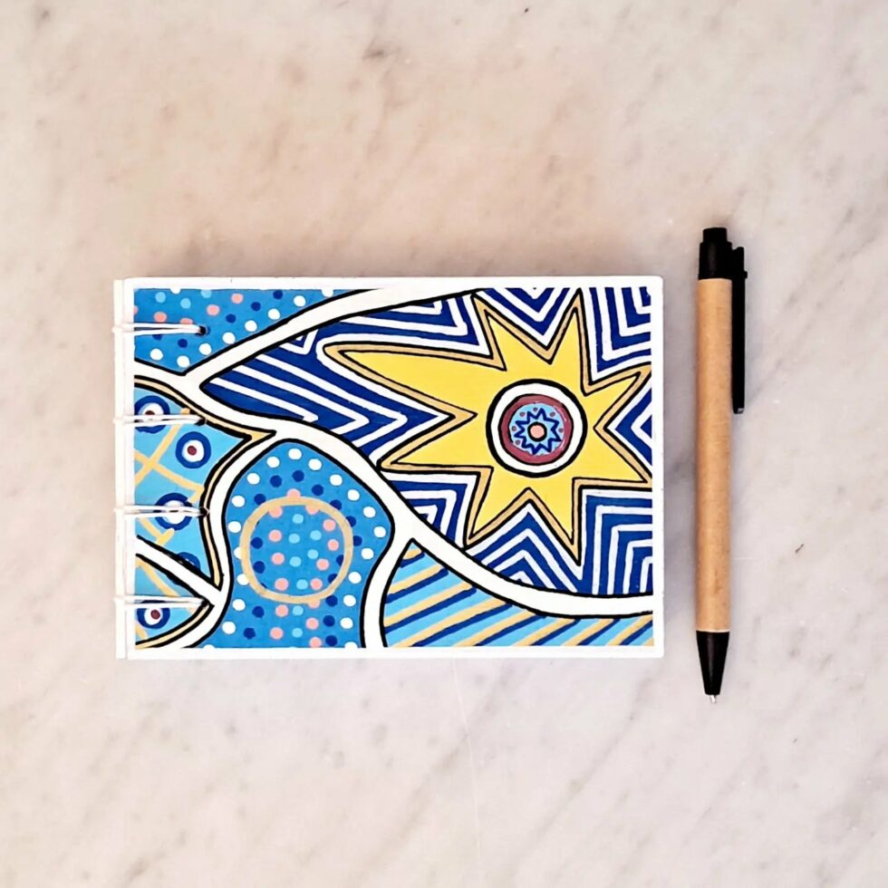 Carnet BLUE SUN, couverture avant avec stylo.