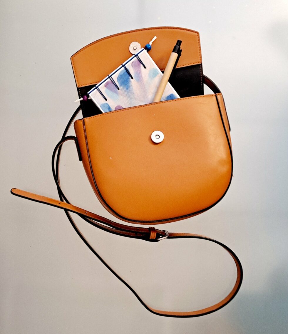 Le Carnet AZUR, un format idéal pour un sac à main.