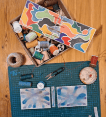 Matériel utilisé pour relier les couvertures en bois peint.