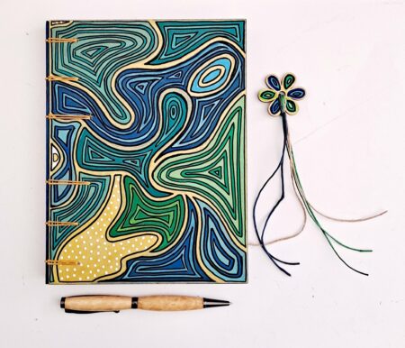 Carnet HOULE vue recto avec stylo en bois et marque page fleur.