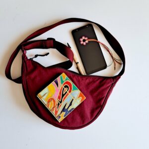 Carnet SOIE sur sac recto avec marque page et stylo en bois et téléphone