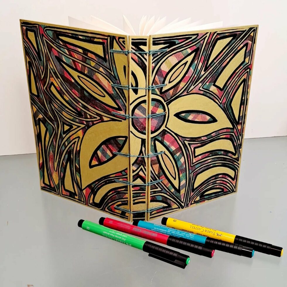 Album PALOMA, vue recto verso debout avec dos et avec 4 crayons multicolores.
