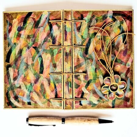 Carnet FIDJI vue recto verso à plat avec marque-pages fleur et stylo en bois.
