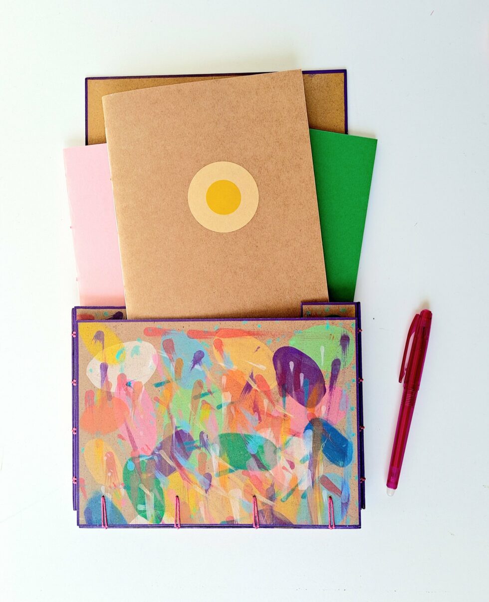 Boîte à mots LILAS vue haut ouvert avec 3 carnets et stylo rose.