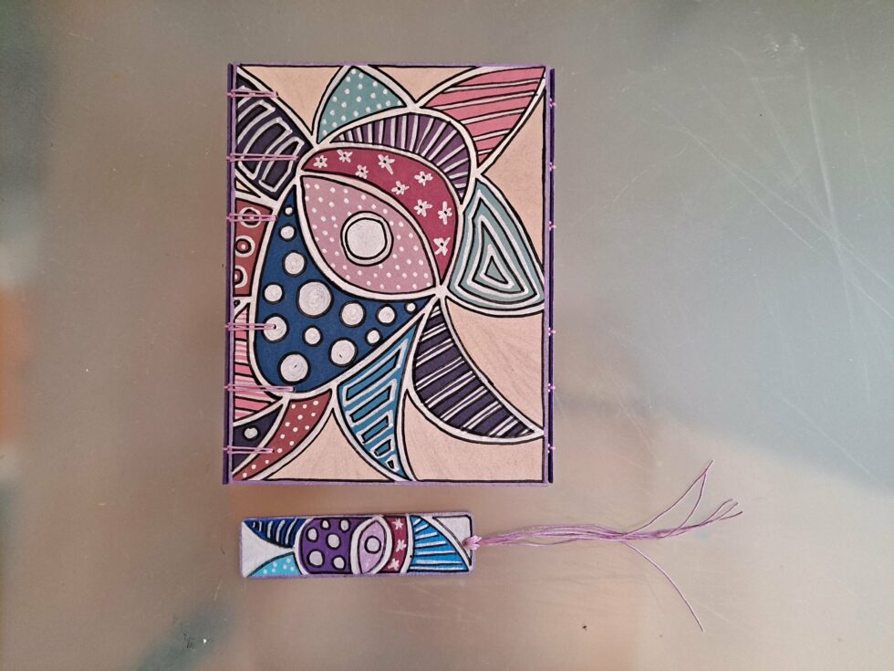 Carnet triptyque MAUVE vue recto à plat avec marque-pages en bois et stylo en bois.