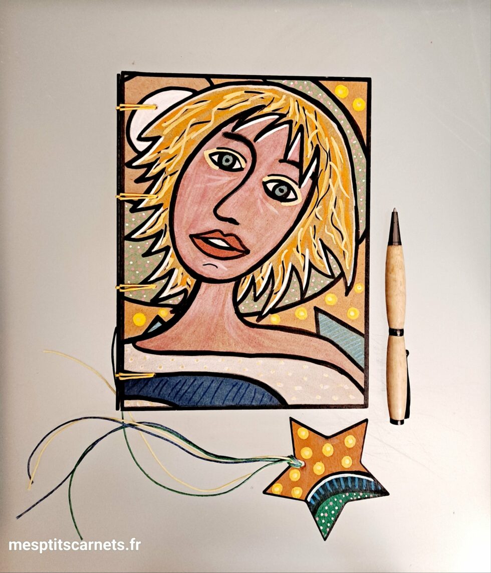 Carnet BLONDIE vue recto à plat avec marque-pages en bois et stylo en bois.